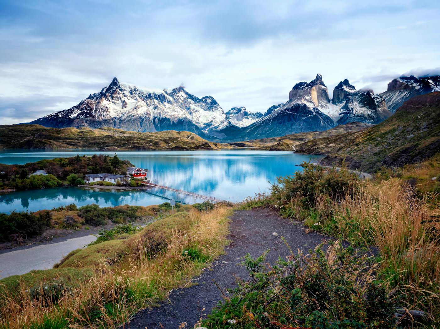 Бирюзовая река Бейкер и горный массив на Carretera Austral